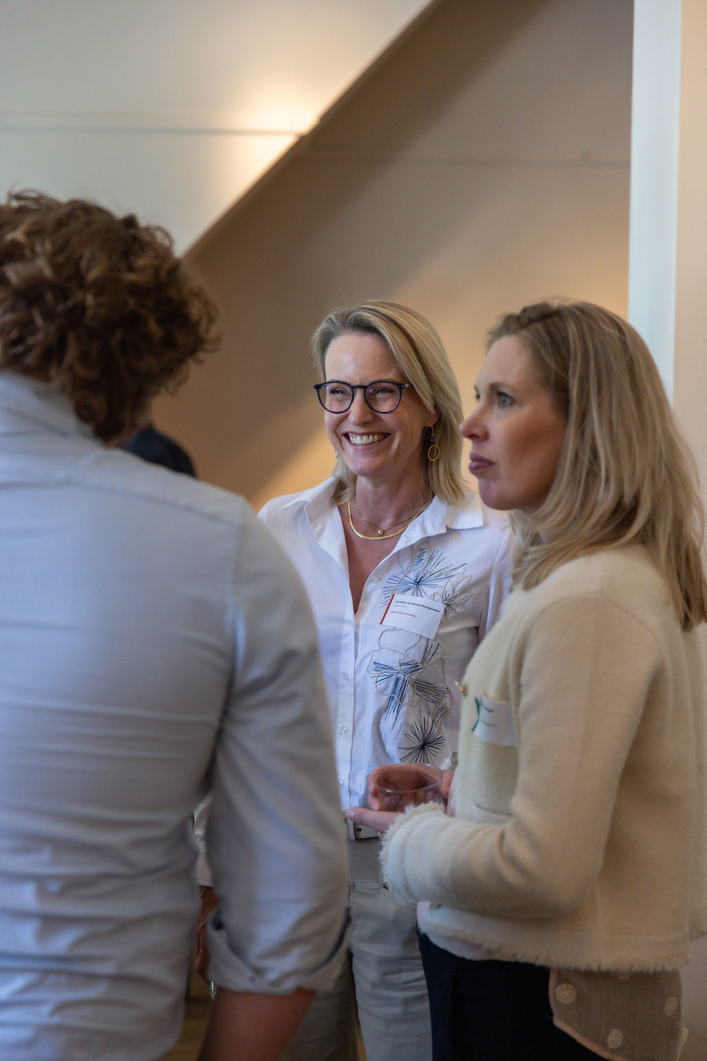 Deelnemers in gesprek tijdens de borrel na afloop